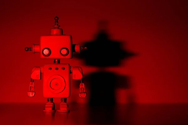 Robot pe un fundal roșu . — Fotografie, imagine de stoc