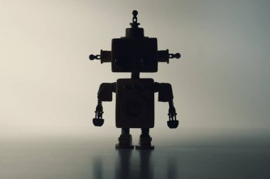 Beyaz arka planda sevimli bir robotun silüeti.