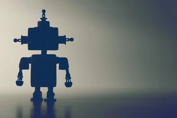 Silhouette d'un robot mignon sur fond gris . — Photo