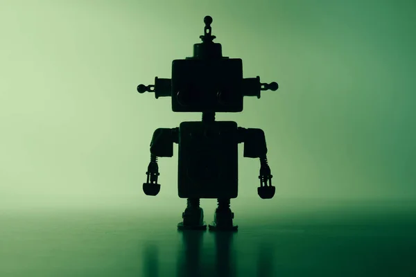 Silueta unui robot drăguț pe un fundal verde . — Fotografie, imagine de stoc