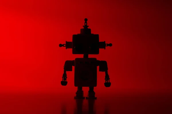 Silhouette d'un robot mignon sur fond rouge . — Photo