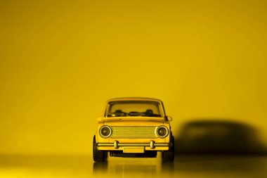 Sarı oyuncak arabanın ön görünümü.