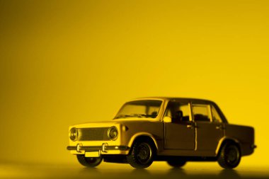 Sarı oyuncak arabanın ön görünümü.