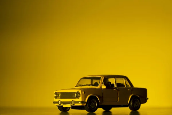 Vista frontal de um carro de brinquedo amarelo . — Fotografia de Stock