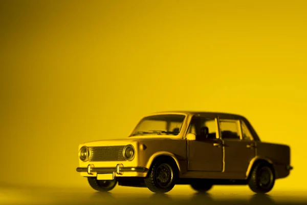 Vista frontal de un coche de juguete amarillo . — Foto de Stock