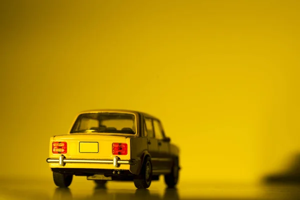 Widok z tyłu żółtego samochodu zabawki. — Zdjęcie stockowe