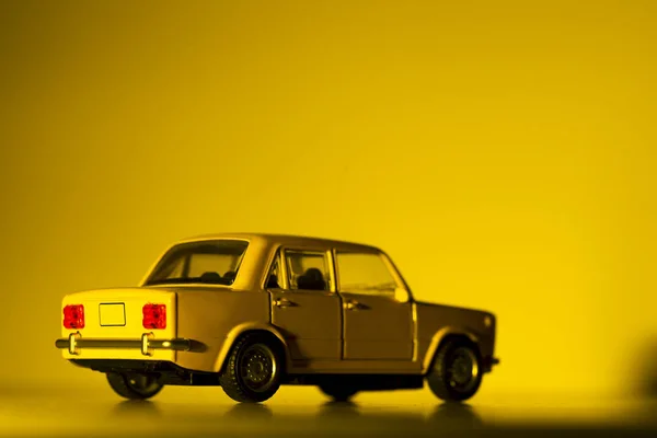 Visão traseira de um carro de brinquedo amarelo . — Fotografia de Stock