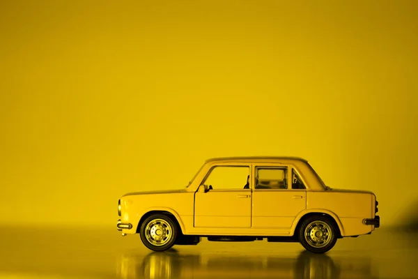 Vista lateral de um carro de brinquedo amarelo . — Fotografia de Stock