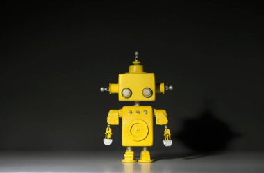 Beyaz arkaplandaki robot.