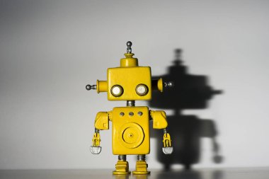 Beyaz arkaplandaki robot.
