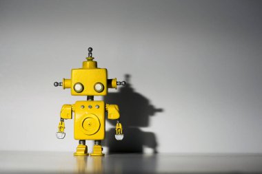 Beyaz arkaplandaki robot.