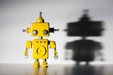 Beyaz arkaplandaki robot.