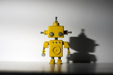 Beyaz arkaplandaki robot.