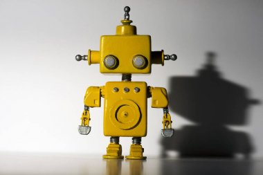 Beyaz arkaplandaki robot.