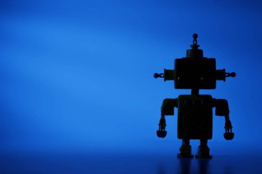 Mavi arka plan üzerinde sevimli bir robot silueti.