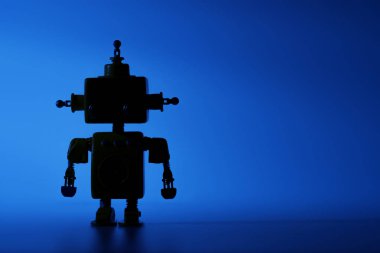 Mavi arka plan üzerinde sevimli bir robot silueti.
