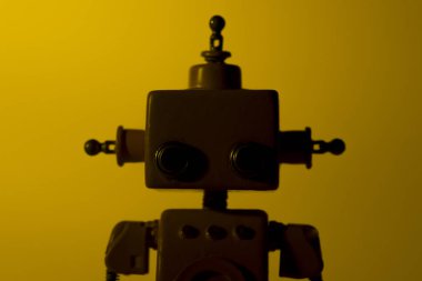 Sarı bir arka planda sevimli bir robot siluet portre.