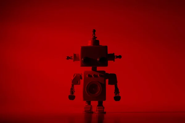 Silhouette d'un robot mignon sur fond rouge . — Photo