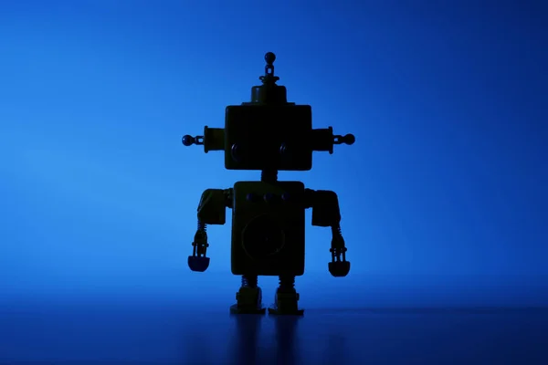 青い背景にかわいいロボットのシルエット. — ストック写真