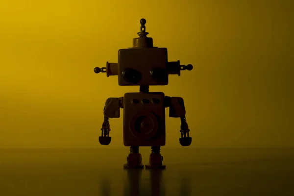 Silhouette d'un robot mignon sur fond jaune . — Photo