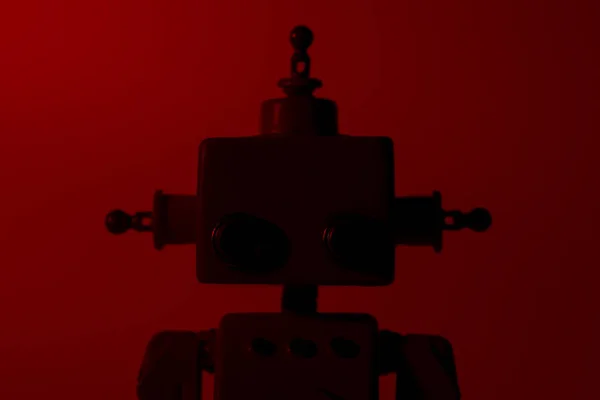 Silhouette-portrett av en søt robot med rød bakgrunn . – stockfoto