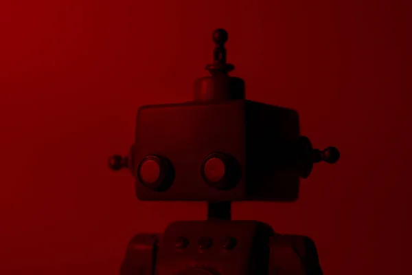 Silhouette Porträt eines niedlichen Roboters auf rotem Hintergrund. — Stockfoto