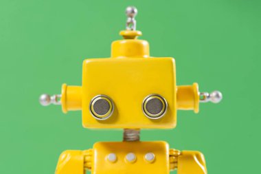 Şirin, sarı, el yapımı bir robot portresi..