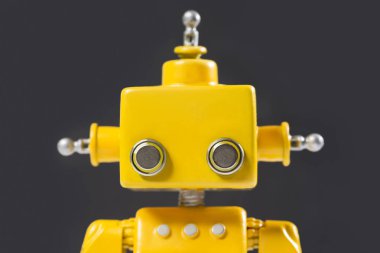 Şirin, sarı, el yapımı bir robot portresi..