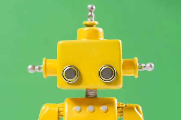 Portrett av en søt, gul, håndlaget robot . – stockfoto