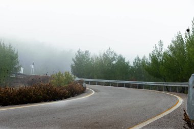 Sisli bir günde bükülmüş bir yol..