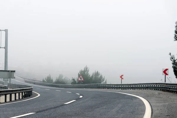 大雾弥漫的公路上的弯道. — 图库照片