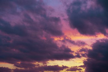 Gün batımında bulutlu gökyüzü mavi ve sarı renklerle.