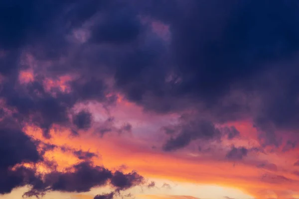 Хмарне небо на заході сонця з синьо-жовтими кольорами . — стокове фото