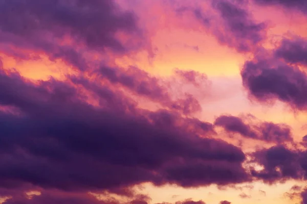 Cielo nuvoloso al tramonto con colori blu e giallo . — Foto Stock