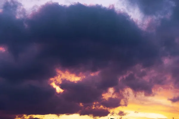 Bewölkter Himmel bei Sonnenuntergang mit blauen und gelben Farben. — Stockfoto