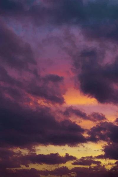 Felhős ég a naplementében kék és sárga színekkel. — Stock Fotó