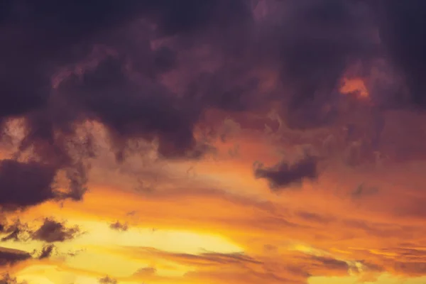 Cielo nuvoloso al tramonto con colori blu e giallo . — Foto Stock