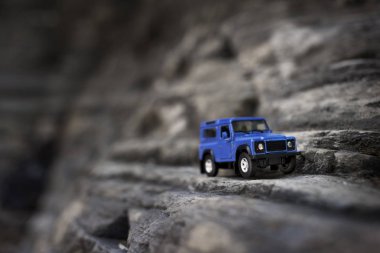 Mavi Suv kayalar üzerinde eski moda tarzı ve poz