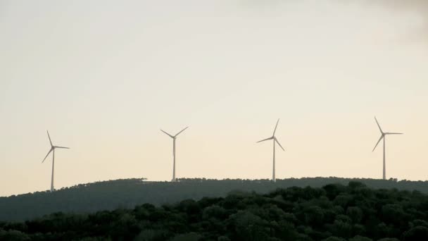 山上和日落时 剪影风车 — 图库视频影像