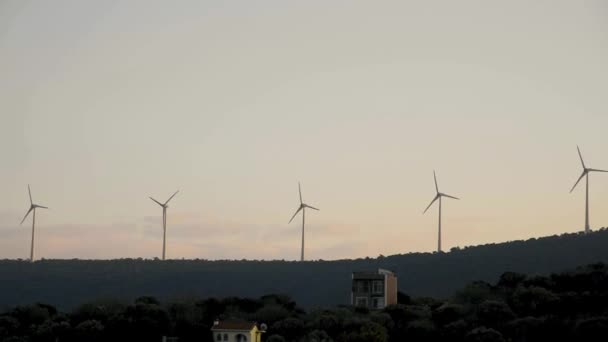 Silhouetten Windmühlen Über Dem Hügel Und Bei Sonnenuntergang — Stockvideo