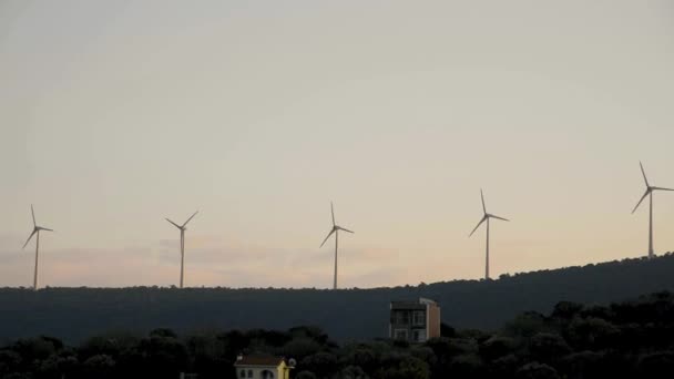 Ανεμόμυλοι Πάνω Από Λόφο Και Ηλιοβασίλεμα — Αρχείο Βίντεο