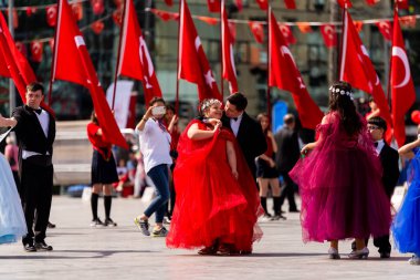 Down sendromlu çocuklar dans gösterisi 