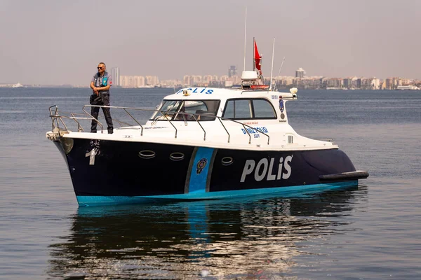 Barco de policía y una policía — Foto de Stock