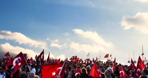 Dia República Turquia Pessoas Têm Flasg Turco Suas Mãos Praça — Vídeo de Stock