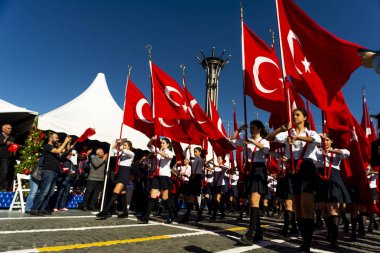 Öğrencileri taşıyan Türk bayrakları.