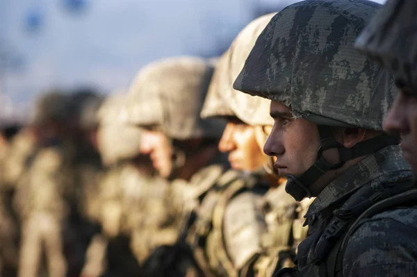 Vojáci čekají v řadě — Stock fotografie