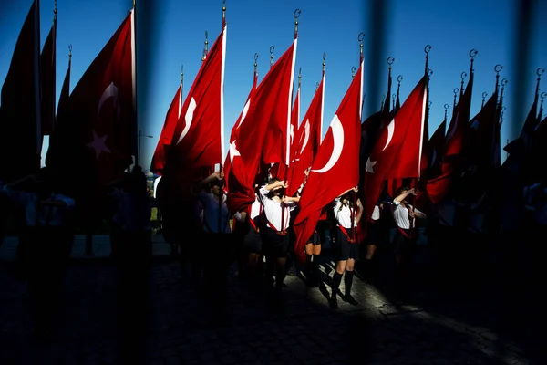 Tureckie flagi przewożące studentów. — Zdjęcie stockowe