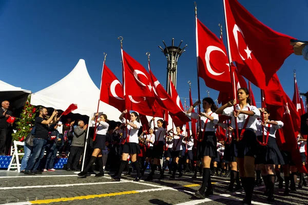 Türkische Fahnen tragen Studenten. — Stockfoto