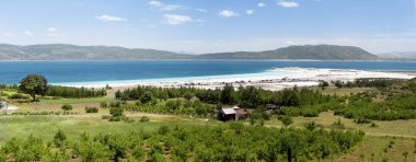 Tüm Salda Gölü panoramik manzara manzarası.