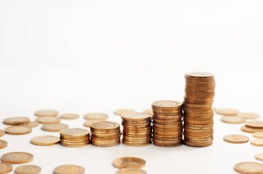 Beyaz arkaplanda bozuk para grafiği.